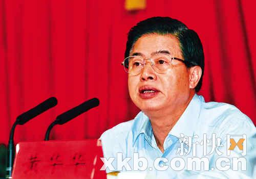 黃華華昨日表示，要促進政協(xié)委員以走訪、接訪、定期聯(lián)絡(luò)等形式深入社區(qū)、深入群眾，到群眾中找議題。