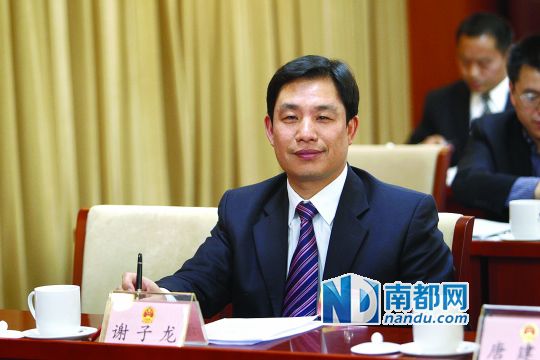 國家食藥監(jiān)總局早就向市場釋放“處方藥放權(quán)”信號，但新政遲遲未出。個(gè)中癥結(jié)在于，“網(wǎng)售藥品市場正在井噴，但監(jiān)管的手段和隊(duì)伍還不健全，相關(guān)監(jiān)管的法律法規(guī)也不健全?！弊蛉?，全國人大代表、老百姓大藥房董事長謝子龍接受了南都記者電話專訪，他坦言，“這方面的建議我去年已經(jīng)提過，但相關(guān)部門給到的回復(fù)，我不是很滿意，所以今年再度就此話題，提出《關(guān)于充分保障患者獲得就診處方信息基本權(quán)利的建議》。”