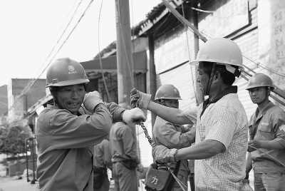 5月20日，四川省青川縣竹園鎮(zhèn)供電所工人正在余震中搶修高壓線