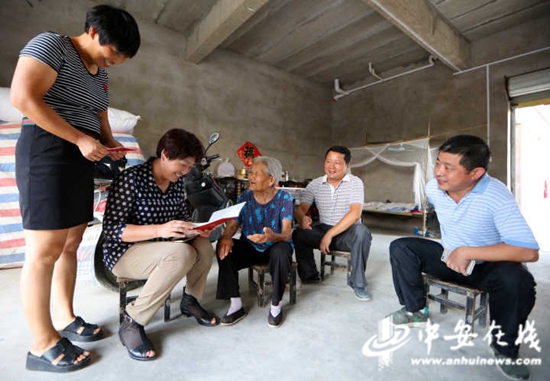 在方傳真老人家里，老人對扶貧專干的上門走訪很是熟悉，連連感謝。