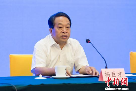 圖為呂梁市人民政府副市長楊巨才發(fā)言?！●T帥 攝