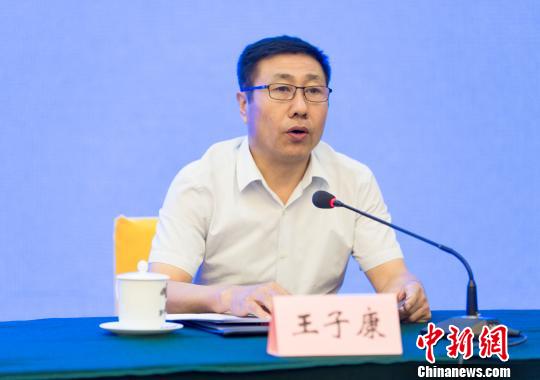 圖為呂梁市經(jīng)濟(jì)和信息化委員會主任王子康發(fā)言?！●T帥 攝