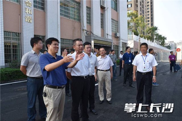 與會(huì)人員現(xiàn)場(chǎng)觀摩瀏陽(yáng)市市、鄉(xiāng)、村三級(jí)政務(wù)公開(kāi)標(biāo)準(zhǔn)化建設(shè)情況。