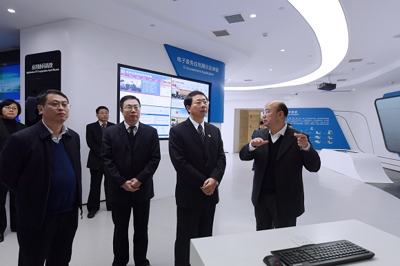 12月29日，省發(fā)改委黨組書記、主任張和平到省電子政務外網(wǎng)數(shù)據(jù)中心調(diào)研并為江西省大數(shù)據(jù)中心掛牌