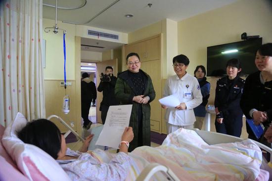 深化“最多跑一次” 東陽新生兒尚在產房就領到了戶口簿