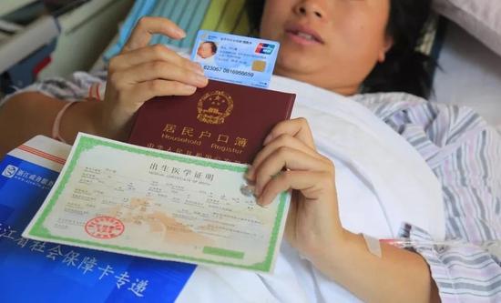 深化“最多跑一次” 東陽新生兒尚在產房就領到了戶口簿