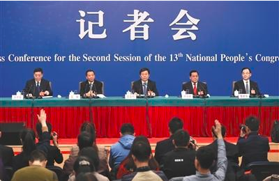 昨日，十三屆全國(guó)人大二次會(huì)議舉行記者會(huì)，全國(guó)人大監(jiān)察和司法委員會(huì)副主任委員徐顯明（中）、全國(guó)人大財(cái)政經(jīng)濟(jì)委員會(huì)副主任委員尹中卿（右二）等就“人大監(jiān)督工作”相關(guān)問(wèn)題回答中外記者提問(wèn)