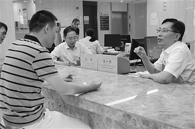 鼓樓區(qū)“人大代表聯(lián)系點(diǎn)”在鼓樓區(qū)政務(wù)服務(wù)中心揭牌后，人大代表接待群眾。