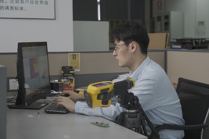 穿黑色衣服的男人在桌子邊低可信度描述已自動生成